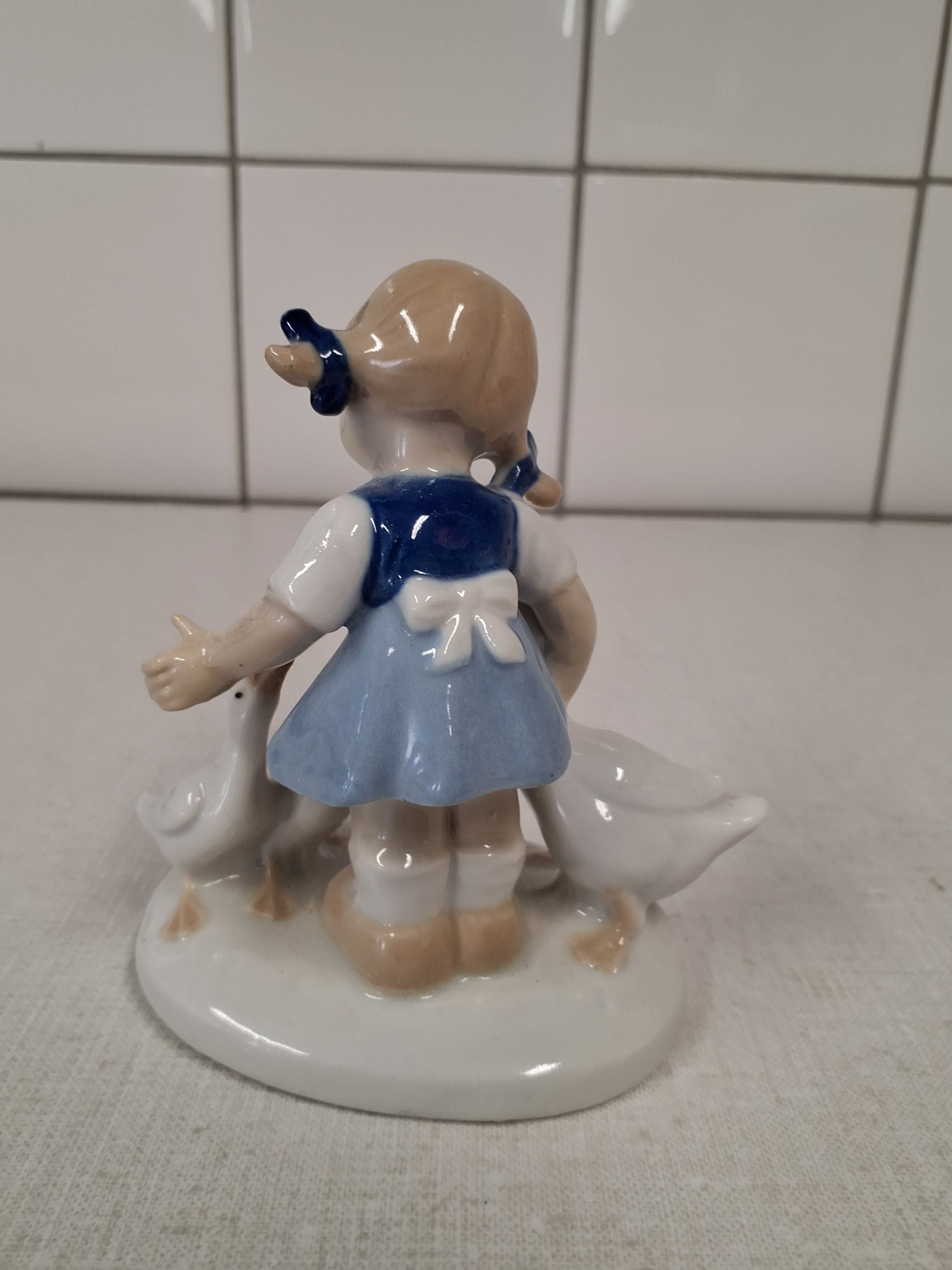 Lippelsdorf figur pige med ænder